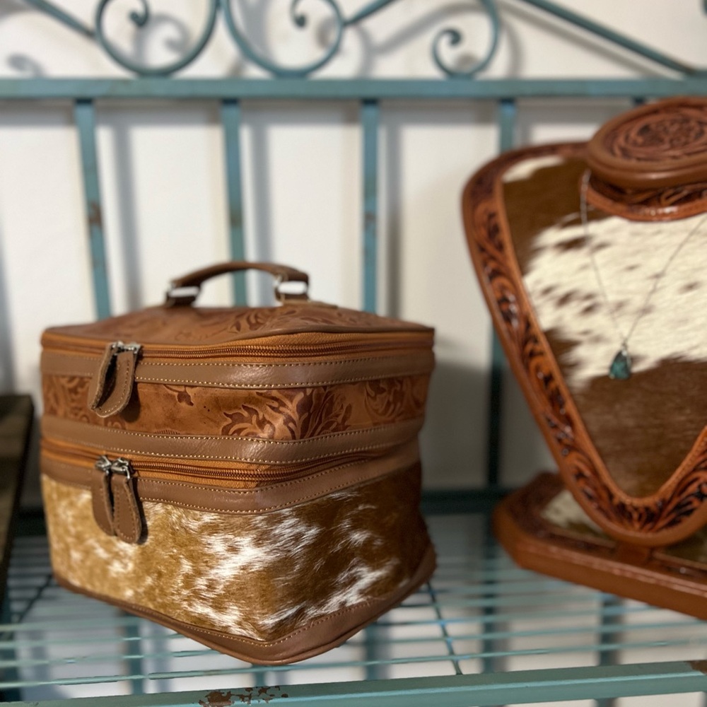 Leather Cowhide Makeup Bag – Tan Embossed Travel Cosmetic Dopp Kit – NWT - Picture 4 of 13